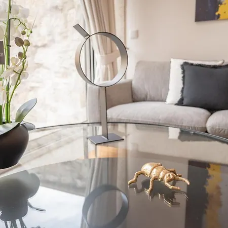 So Shiny Apartment